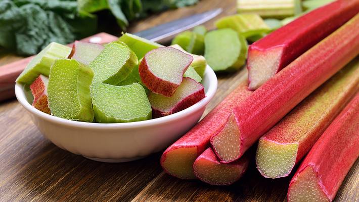 Rhabarber einfrieren: Mit diesen Küchen-Tipps gelingt es dir! - Foto: Nadezhda_Nesterova/iStock