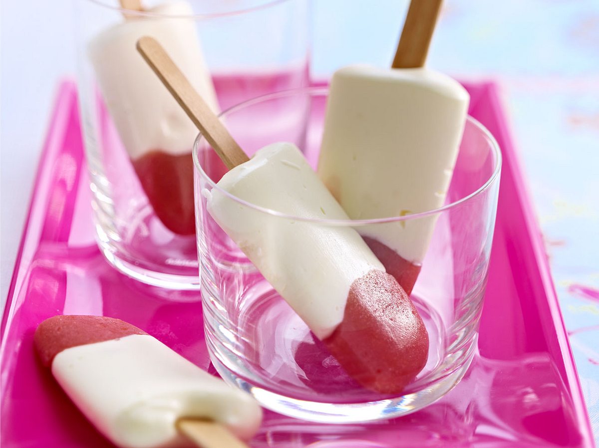 Das Rhabarber-Joghurt-Eis ist ein perfektes Rezept für den Sommer!