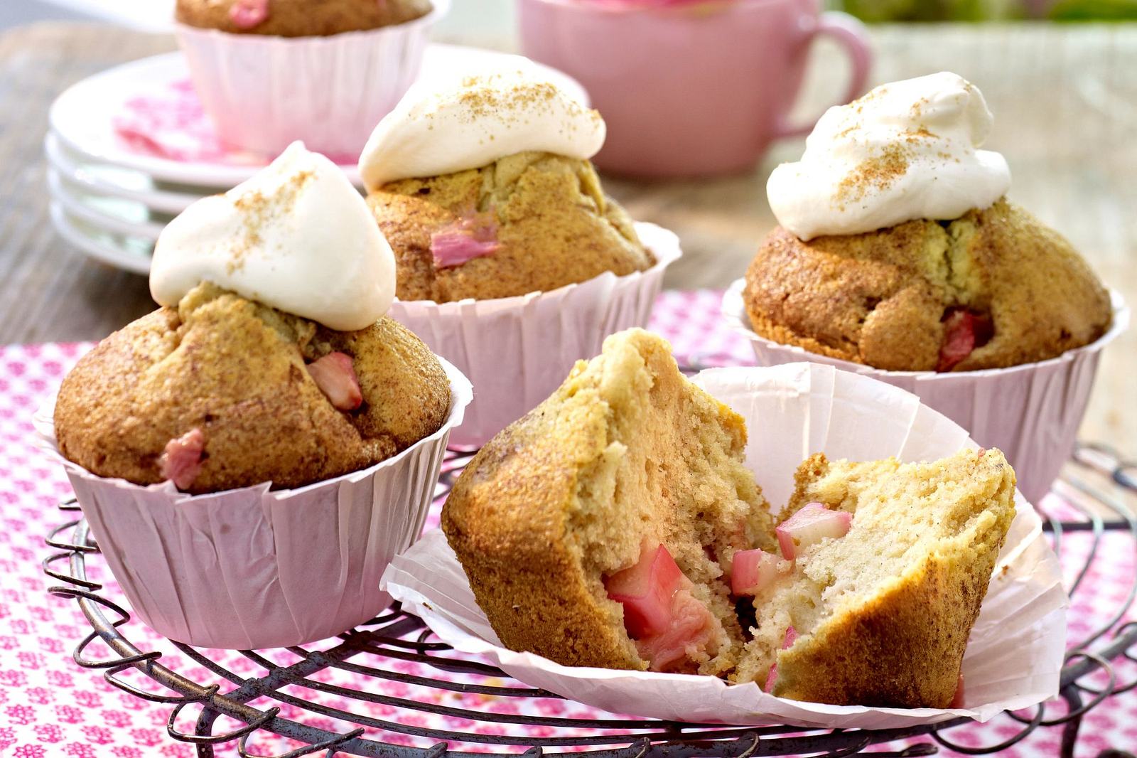 Rhabarber Muffins: Saftiges Rezept mit Zimt-Sahne Rezept | Wunderweib