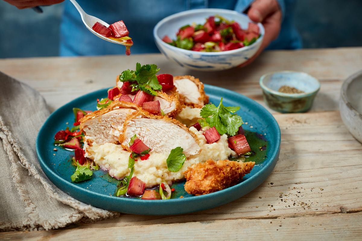 Paniertes Hähnchenfilet mit Rhabarber-Salsa und Selleriestampf