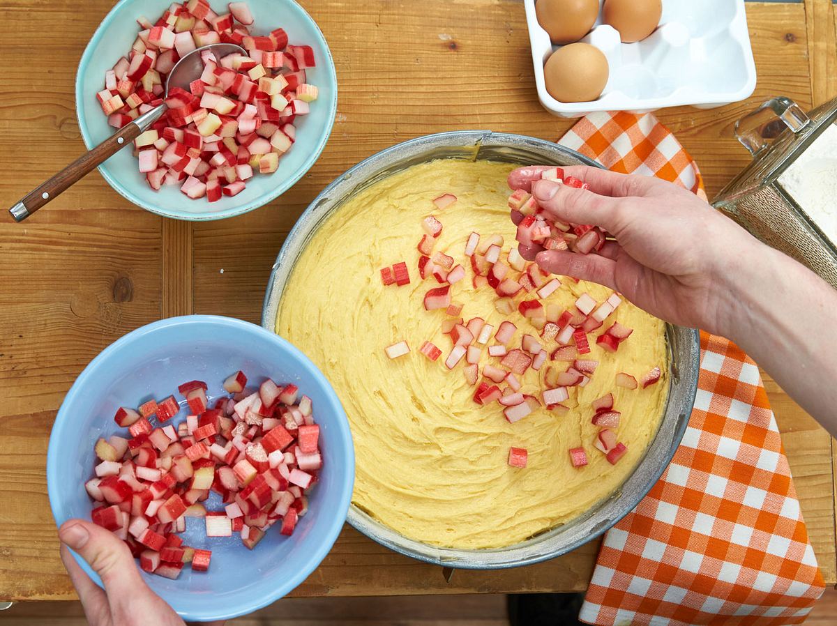 Mit unseren Rhabarber-Rezepten gelingen jedem die süß-säuerlichen Leckereien.