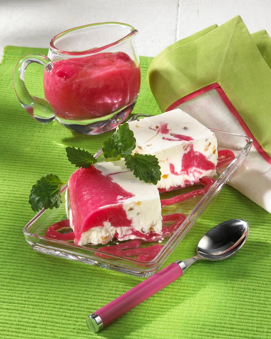 Halbgefrorene Rhabarber-Schmand-Creme