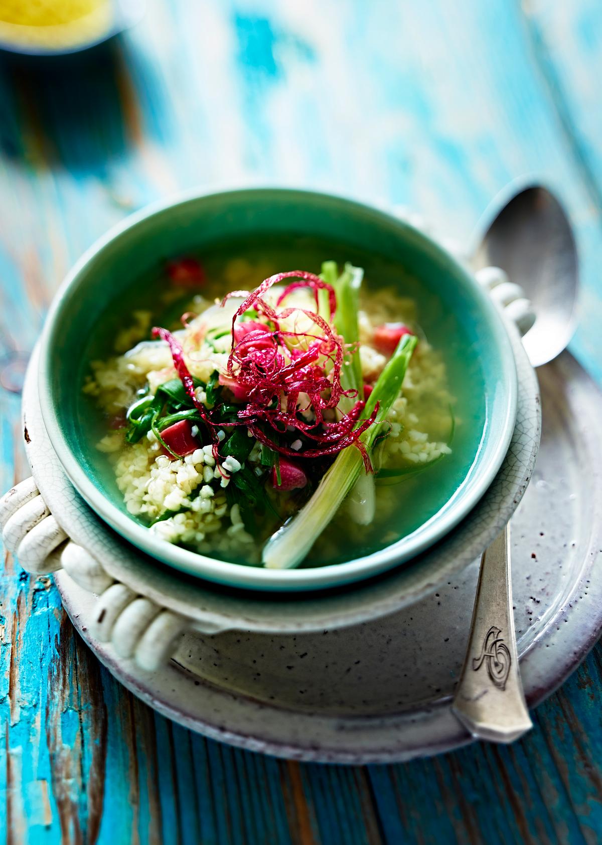 Rhabarber Rezepte: Klare Brühe mit Bulgur, Rhabarber und Lauchzwiebel