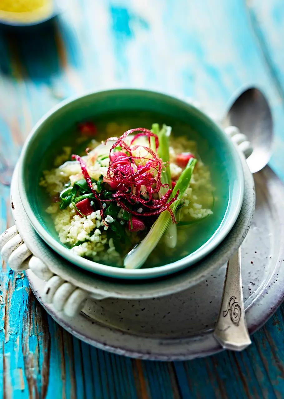 Rhabarber Rezepte: Klare Brühe mit Bulgur, Rhabarber und Lauchzwiebel