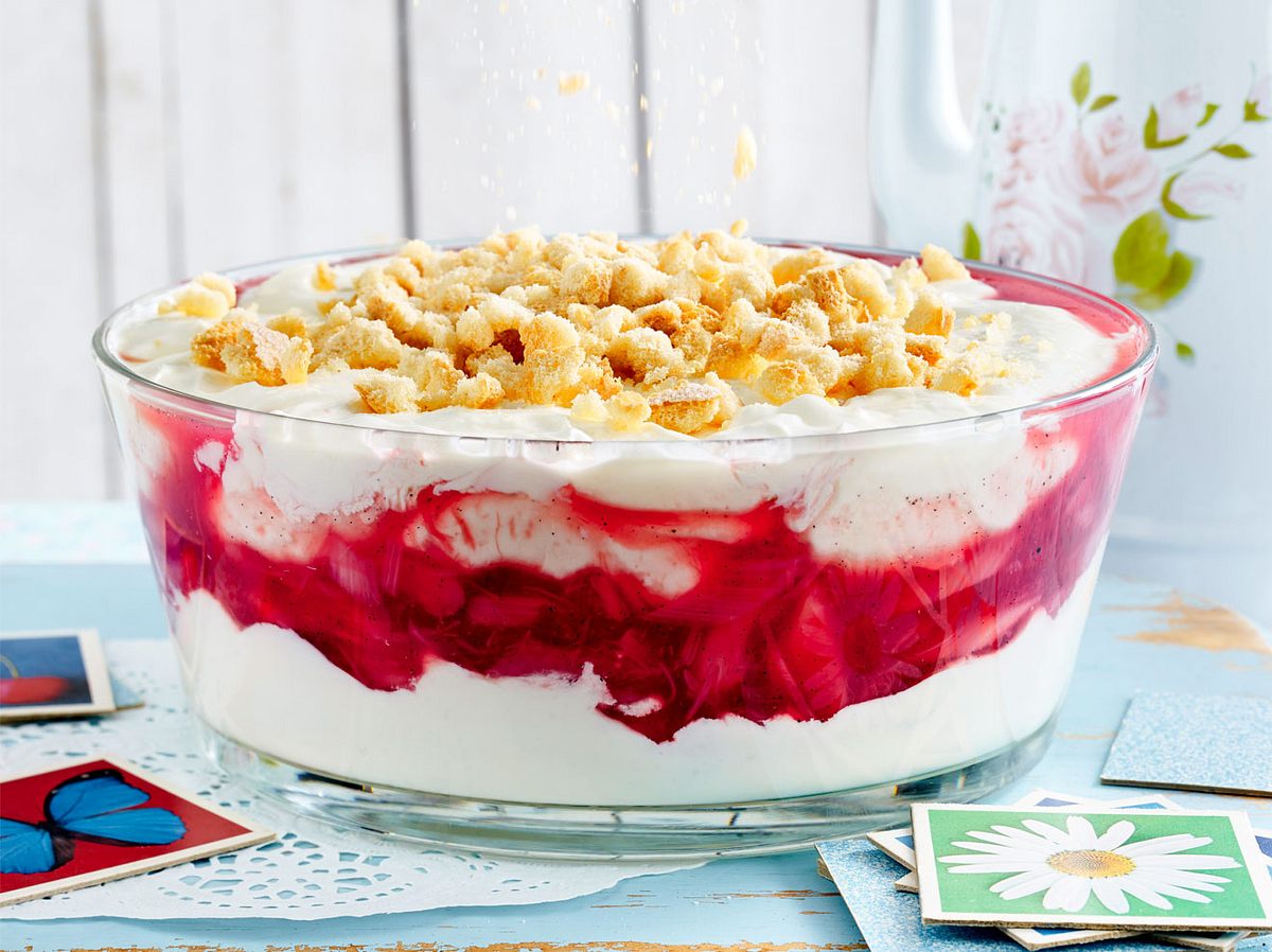 Die Rhabarber-Schichtspeise ist das perfekte Dessert-Rezept zum Sommer!