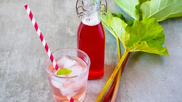 Rhabarbersirup ist für seine fruchtige süß-saure Note bekannt. - Foto: iStock/KariHoglund Rhabarbersirup ist für seine fruchtige süß-saure Note bekannt. - Foto: iStock/KariHoglund