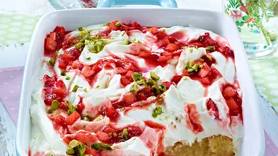 Der süß-säuerliche Rhabarber wird in diesem Tiramisu durch Erdbeeren ergänzt. - Foto: Bauer Media Group