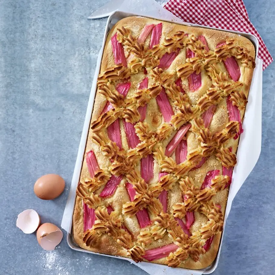 Einfaches Rezept für Rhabarberkuchen vom Blech rhabarber
