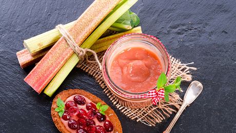 Rhabarbermarmelade ist ein fruchtiger Genuss. - Foto: iStock/Dar1930