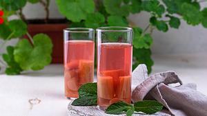 Rhabarbersaft: Den süß-sauren Drink selber machen - Foto: yulka3ice/iStock