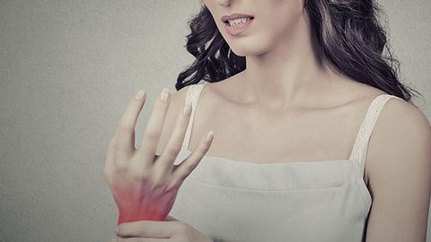 Rheuma Symptome Behandlung - Foto: iStock