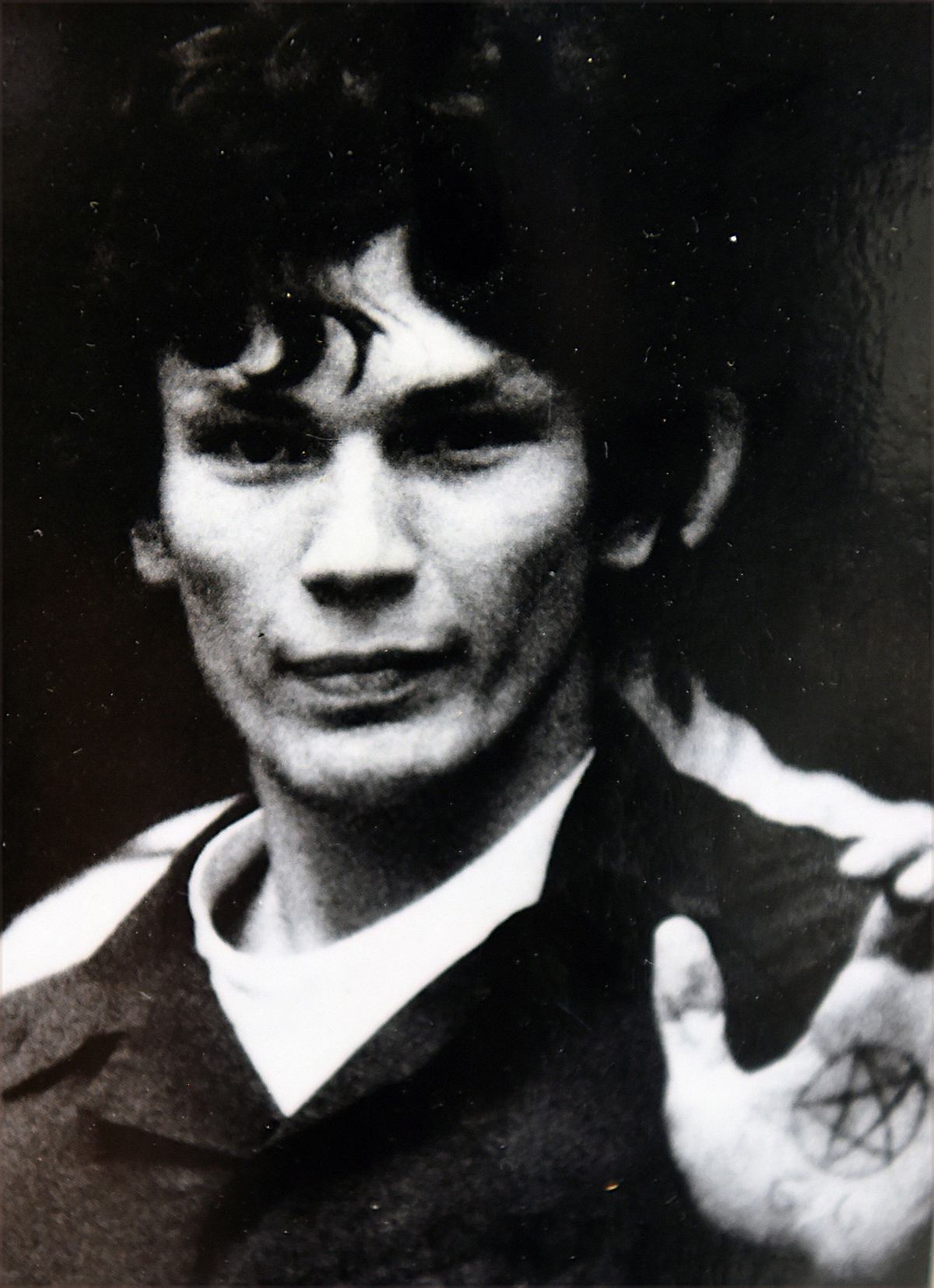 Richard Ramírez schaut in die Kamera.