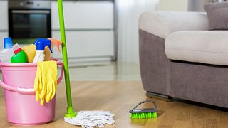 Kunststoff-Eimer mit Reinigungsmittel zu Hause - Foto: Erstudiostok/iStock