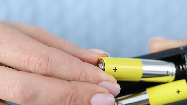 Nahaufnahme weibliche Hände, die Batterien einstecken - Foto: megaflopp/iStock