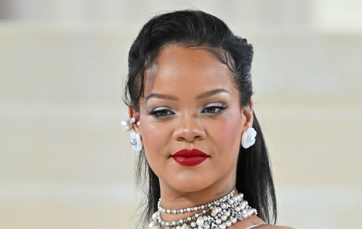 Rihanna hat ein ovales Gesicht.