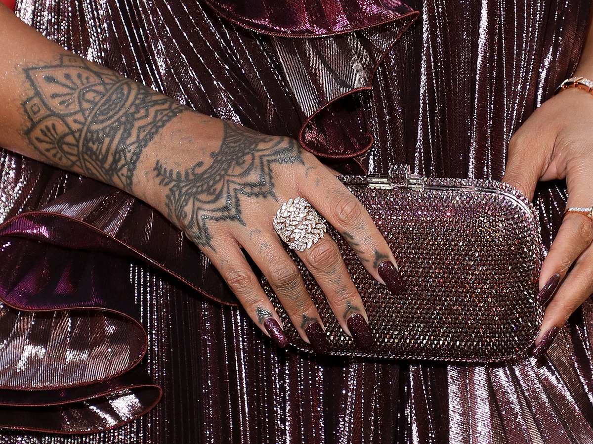 Rihanna hat eine Handverzierung im Henna-Style