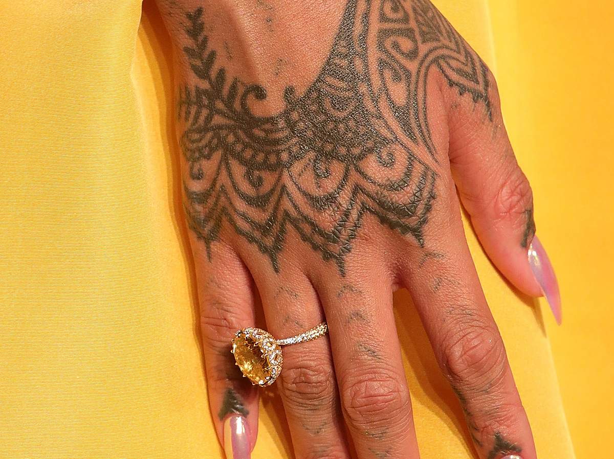 An der Hand trägt Rihanna ein Maori-Tattoo, das mit Hammer und Meißel in die Haut kam