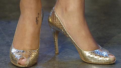 Rihannas vermutlich erstes Tattoo war wohl dieser Notenschlüssel - inzwischen ist er aber überdeckt - Foto: George Pimentel / Getty Images