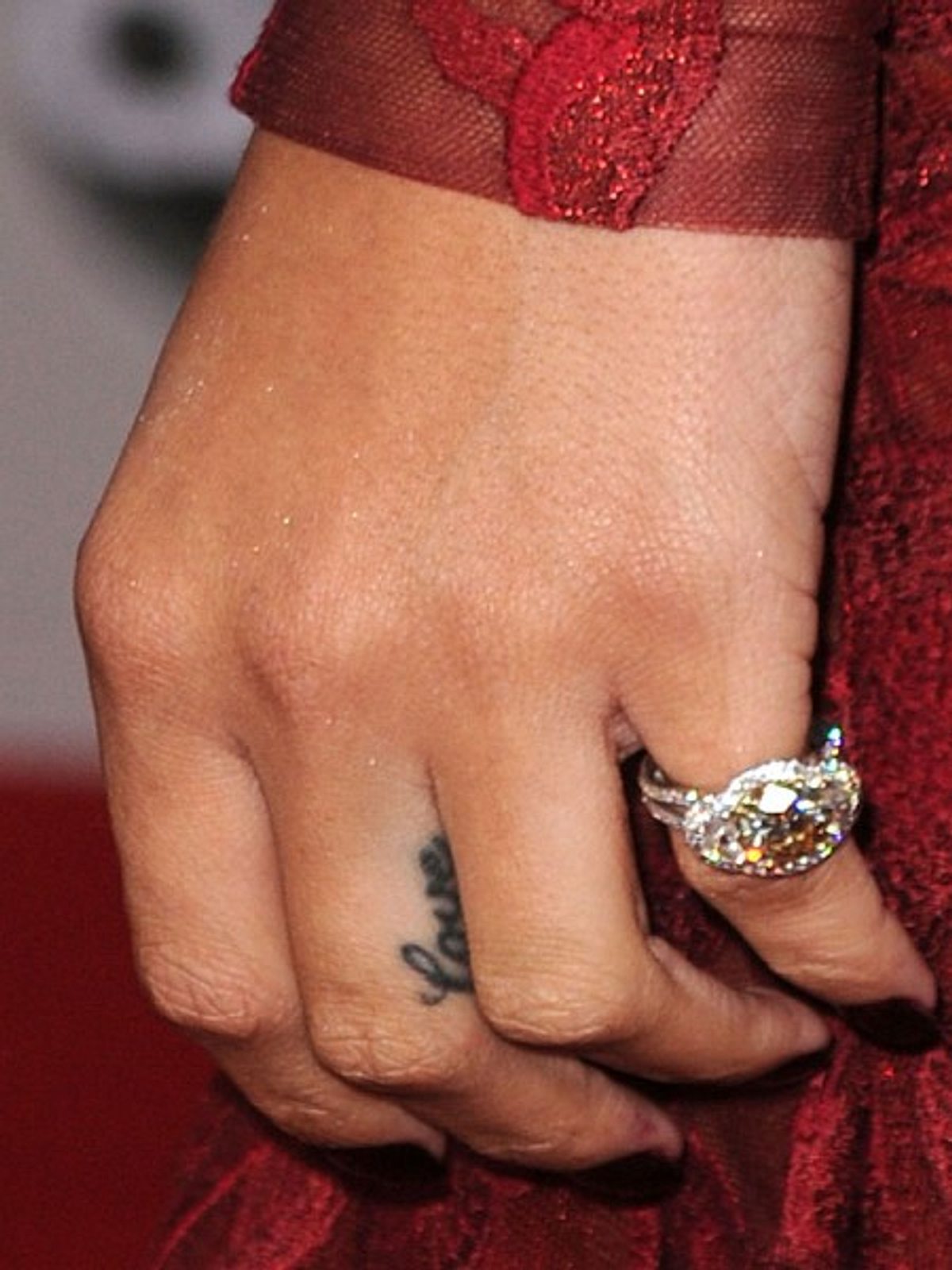 Am linken Mittelfinger hat Rihanna das Tattoo Love