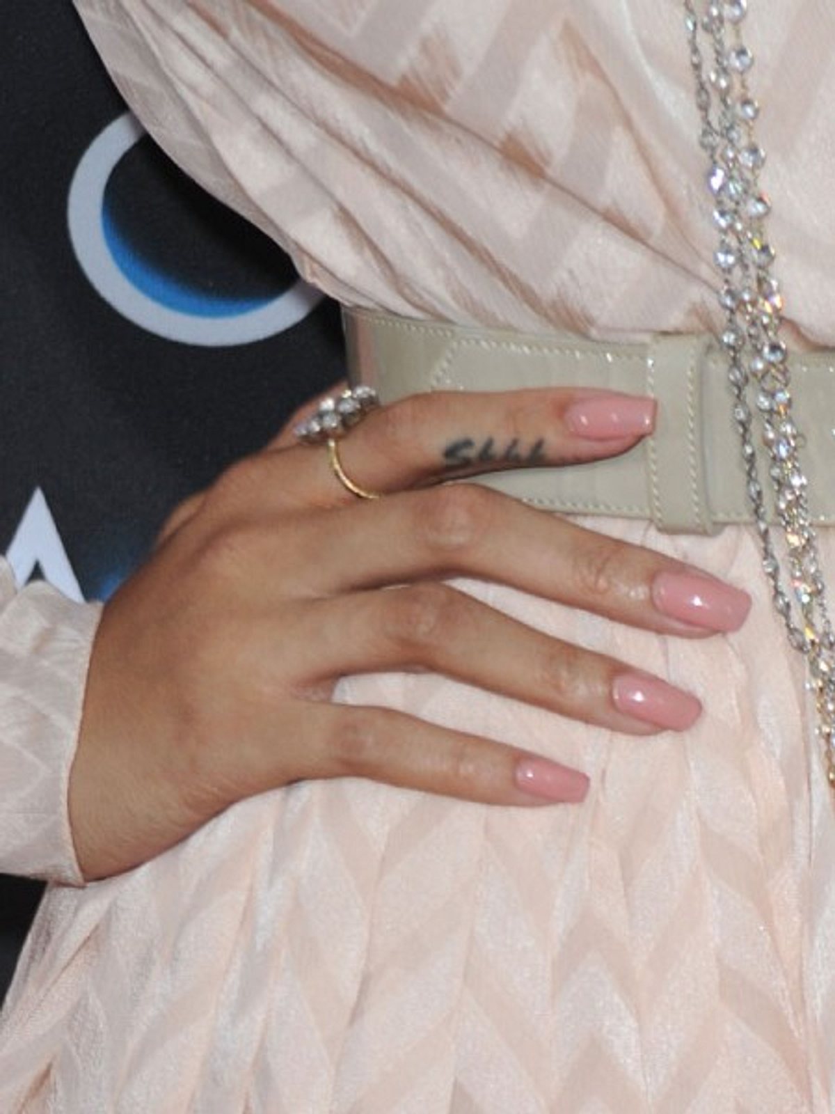 Am Zeigefinger der rechten Hand hat Rihanna ein Shhh-Tattoo