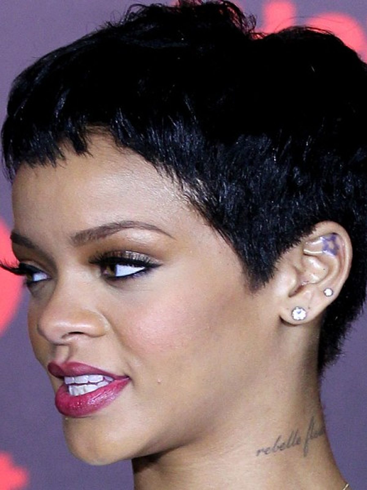 Ebenfalls eines von Rihannas ersten Tattoos war ein Stern am linken Ohr