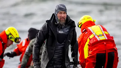Robert Marc Lehmann im Taucheranzug am Timmendorfer Strand. - Foto: IMAGO / Agentur 54 Grad