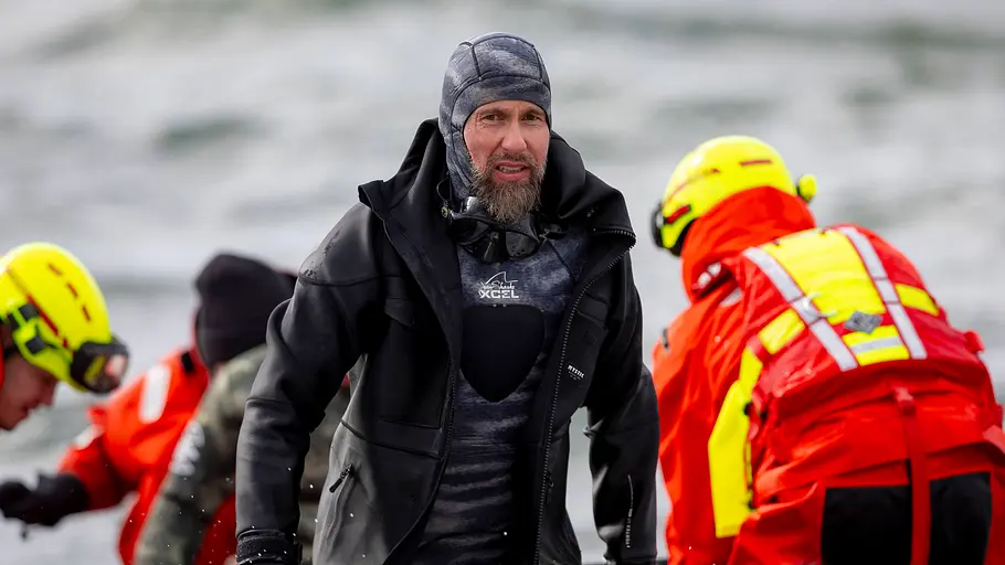 Robert Marc Lehmann wird immer mehr zur kontroversen Figur. Robert Marc Lehmann im Taucheranzug am Timmendorfer Strand.
