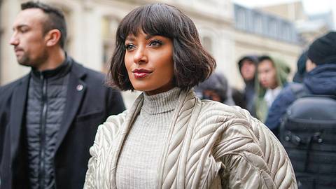 Rollkragenpullover kombinieren: So wandelbar ist das stylische Strickteil - Foto: Edward Berthelot/Getty Images