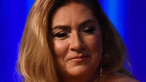 Verzweifelt versucht Romina Power die Fassung zu wahren. Doch dann geht es nicht mehr... - Foto: IMAGO / Italy Photo Press