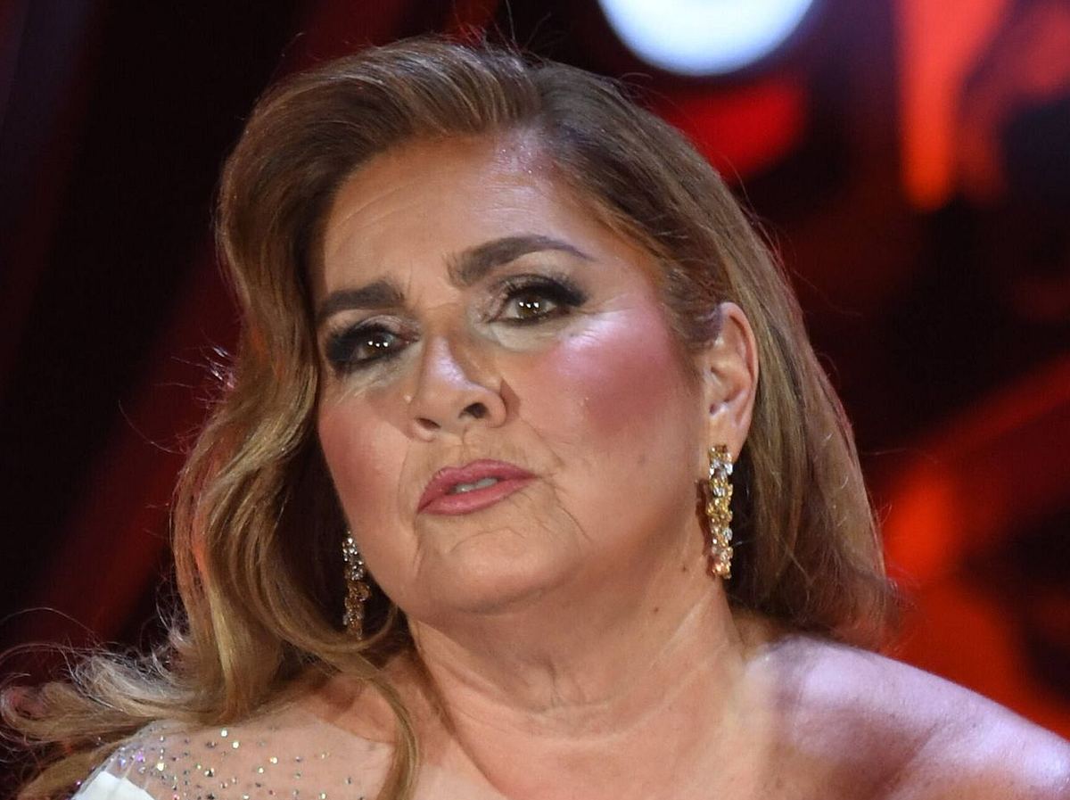Romina Power blickt sehnsuchtsvoll in die Ferne.