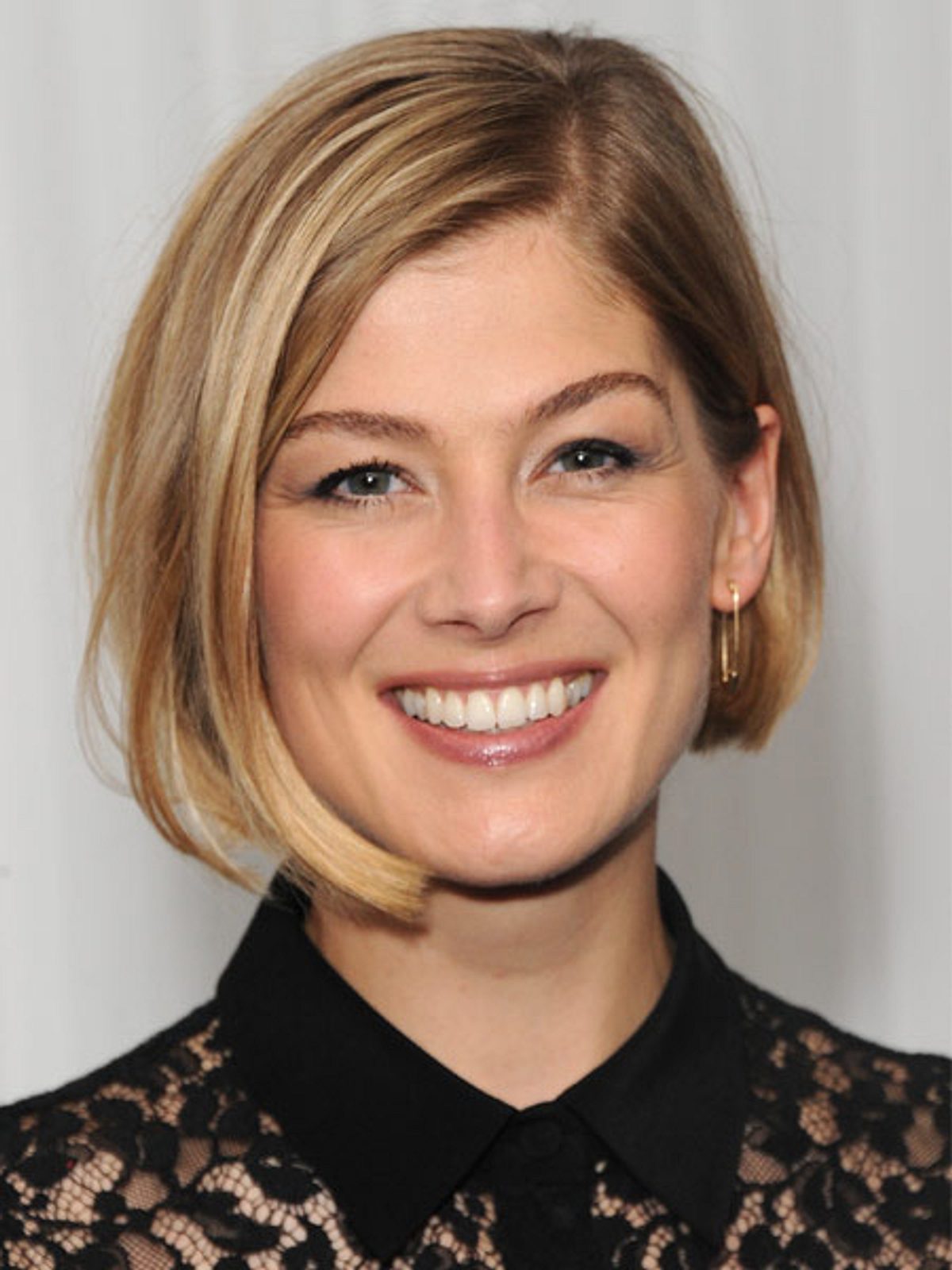 rosamund pike undercut frisurideen