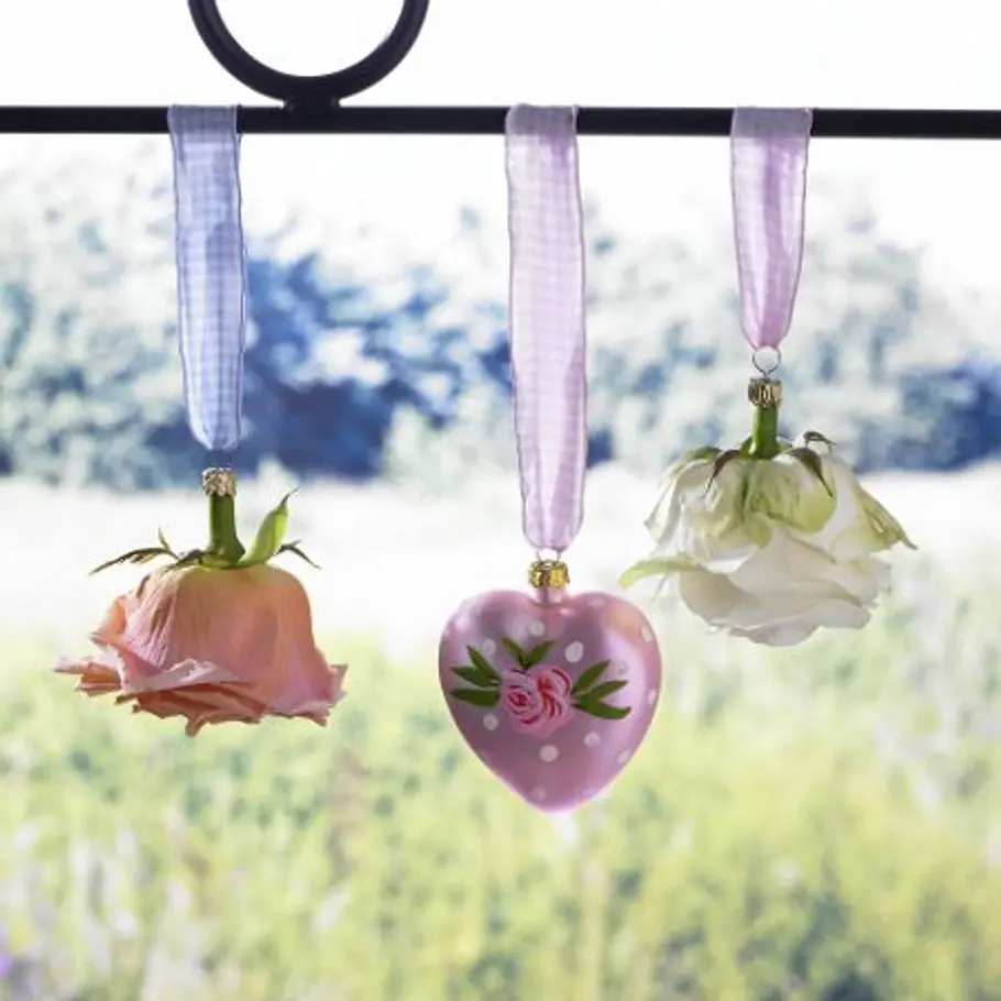 Weihnachtskugel kaputt gegangen? Dann heben Sie die Halterung auf und verwenden Sie diese im Sommer zur Befestigung von frischen Rosenköpfen am Fenster. Rosen-Strauß in Pastell rosen