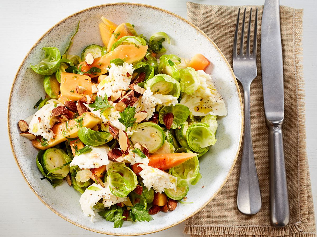In einen Salat kann das Wintergemüse auch hinein. Wir haben ein Rosenkohl-Rezept, einfach und lecker.