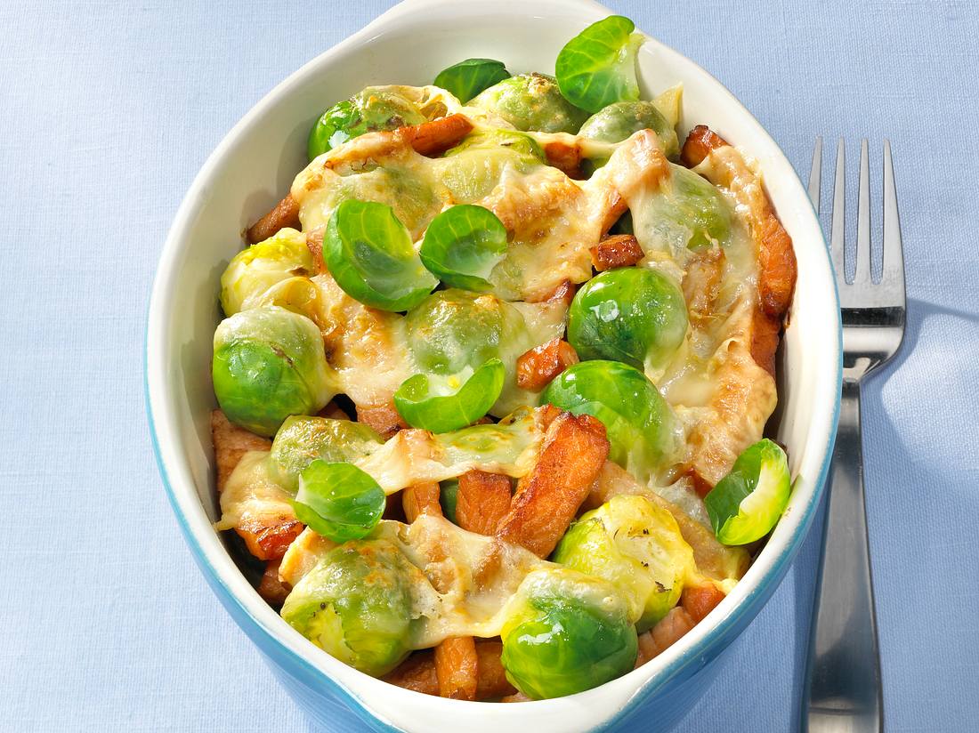 Rosenkohlauflauf in Low Carb: Das herzhafte Rezept Überbackener Rosenkohlauflauf in Low Carb: Das herzhafte Rezept