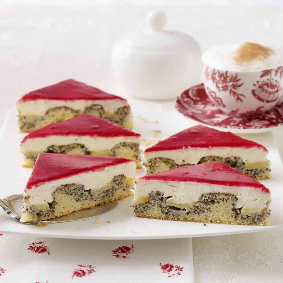 Fruchtiges Rezept: Apfel-Mohn-Donauwellen rot weiss