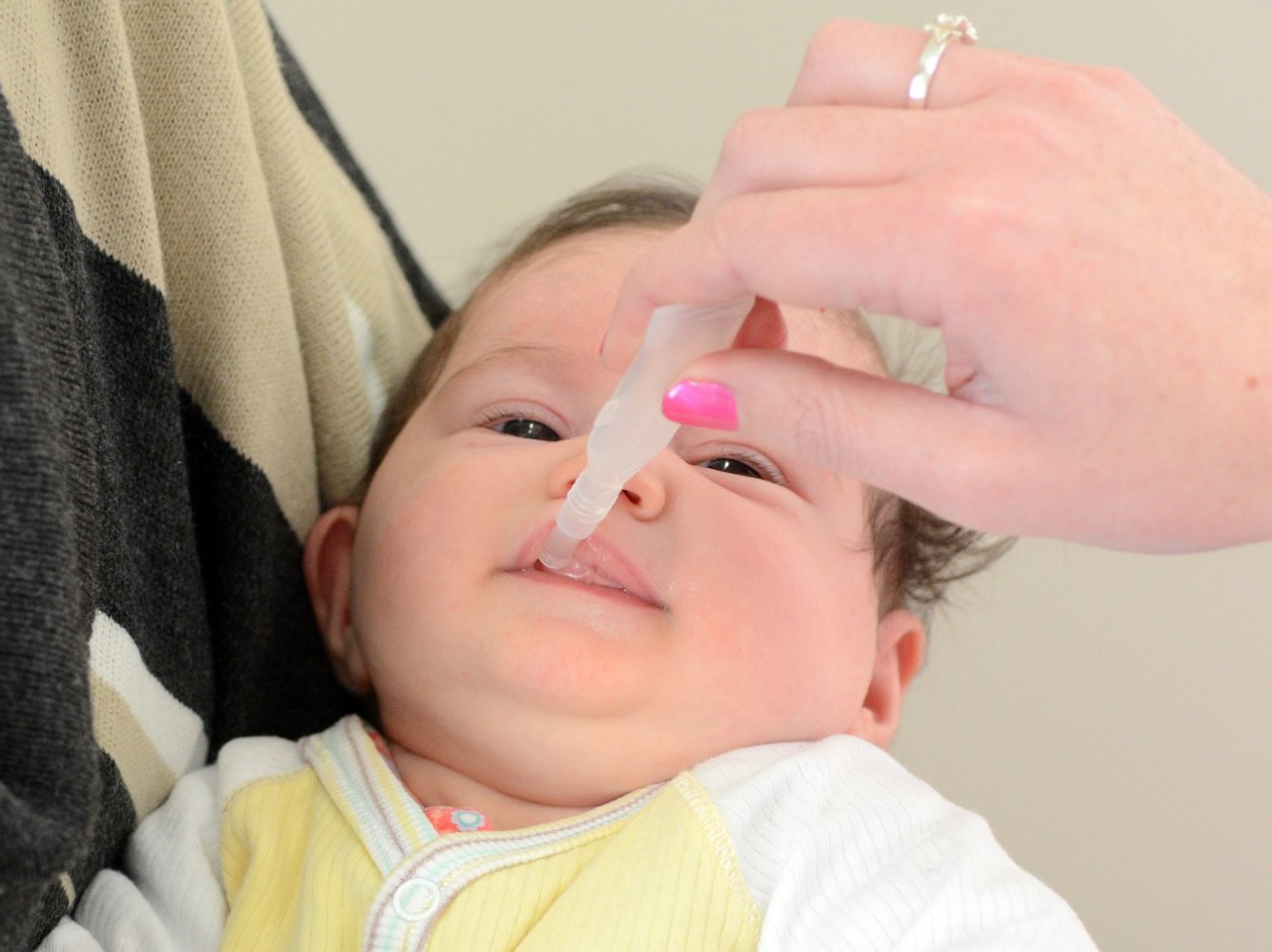 Säuglingen wird die Rotavirus-Impfung als Schluckimpfung verabreicht