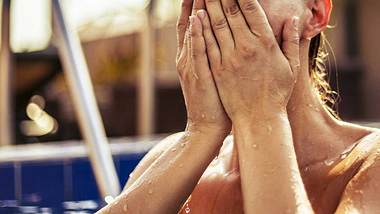 Rote und brennende Augen nach dem Schwimmen: Darum hast du sie und das kannst du tun - Foto: iStock/ Ugljesa Stajic
