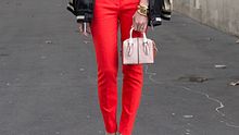 rote hose kombinieren styling tipps - Foto: Getty Images