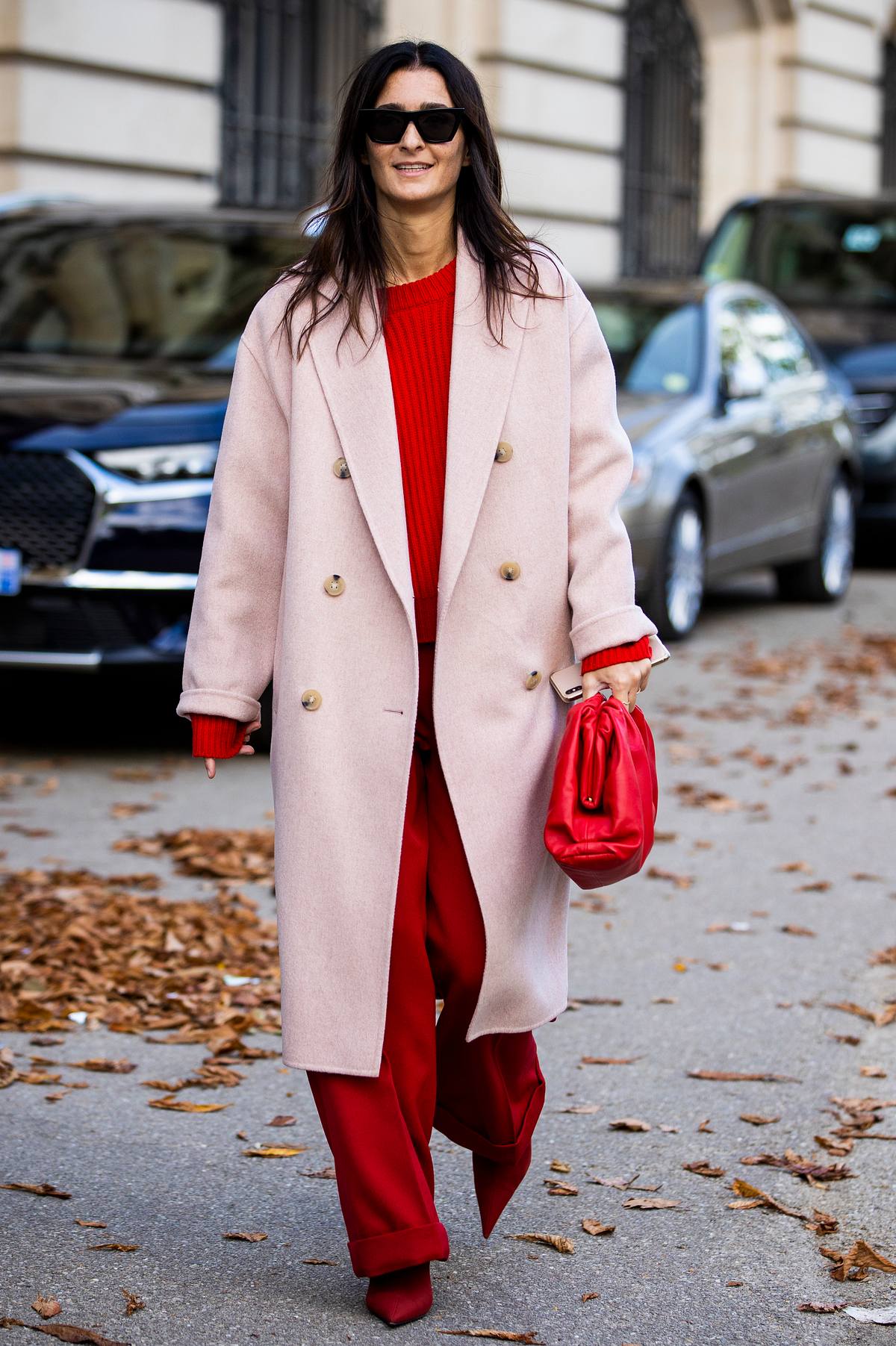 Rote Hose mit rosafarbenen Mantel kombiniert