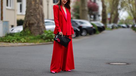 Rote Hosen kombinieren leicht gemacht: Mit diesen Styling-Tipps und Outfit-Ideen wird deine rote Hose ein Hit! - Foto: Jeremy Moeller / Getty Images