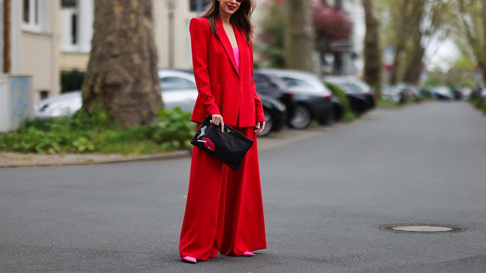 Rote Hosen kombinieren leicht gemacht: Mit diesen Styling-Tipps und Outfit-Ideen wird deine rote Hose ein Hit! - Foto: Jeremy Moeller / Getty Images
