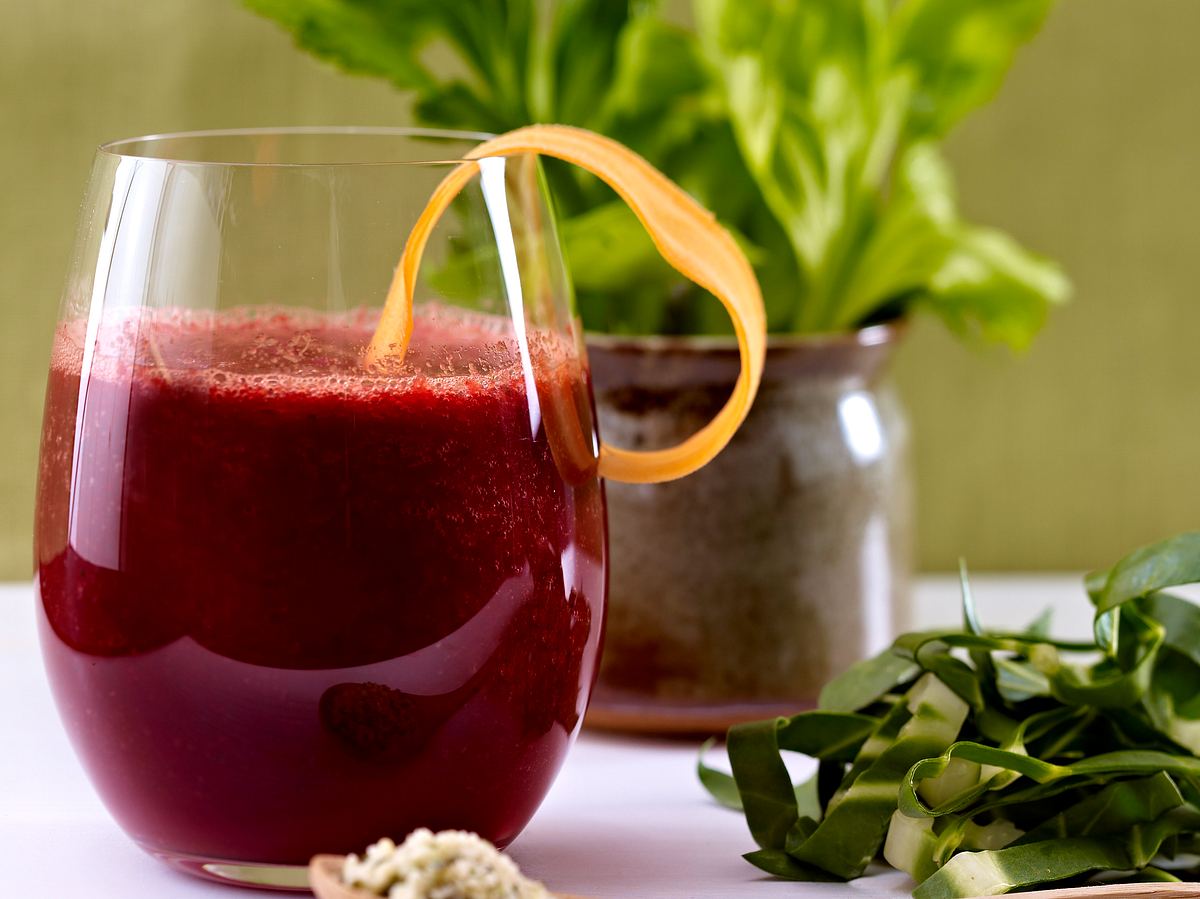 Roter Grünkohl Smoothie - Rezept mit Rote Bete, grünem Tee und Karottensaft