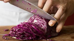 Rotkohl: Gesund ist das Rotkraut oder Blaukraut, aber es kommt auf die Zubereitung an. (Themenbild) - Foto: Image Source/iStock