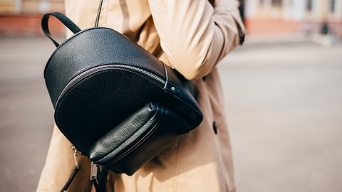 Frau mit Rucksack für Damen - Foto: iStock/iprogressman