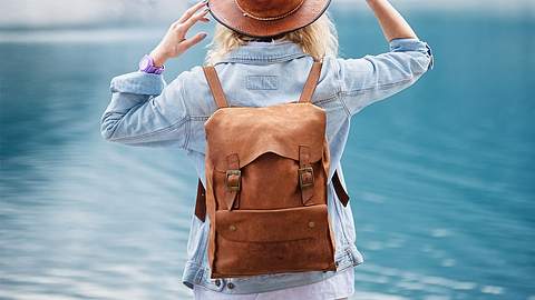 Frau trägt nachhaltigen Rucksack. - Foto: iStock/ Biletskiy_Evgeniy