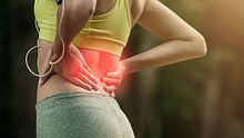Rückenschmerzen kannst du oftmals gut bekämpfen. - Foto: Peopleimages/iStock