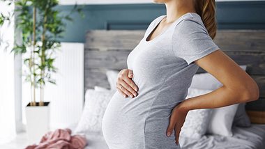 Rückenschmerzen in der Schwangerschaft: Diese Tipps helfen wirklich - Foto: iStock