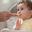 Rückruf! Diesen Babybrei solltet ihr euren Kleinen nicht geben - Foto: Jose Luis Pelaez Inc/Getty Images (Symbolbild)