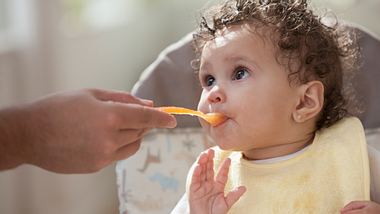 Rückruf! Diesen Babybrei solltet ihr euren Kleinen nicht geben - Foto: Jose Luis Pelaez Inc/Getty Images (Symbolbild)
