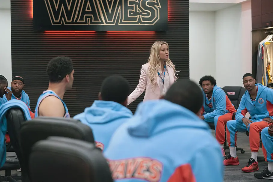 Netflix-Serie „Running Point“ Kate Hudson als Isla Gordon und das Basketballteam „Los Angeles Waves“ in „Running Point“.